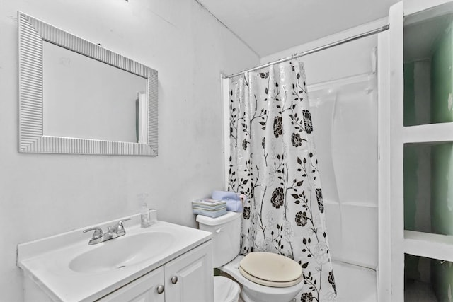 bathroom featuring a shower with curtain, vanity, and toilet