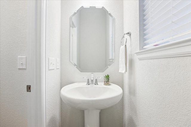 10204 Jacksboro Trl, Austin, TX 78717 - bathroom featuring a textured wall