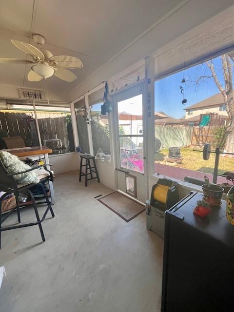 sunroom with ceiling fan