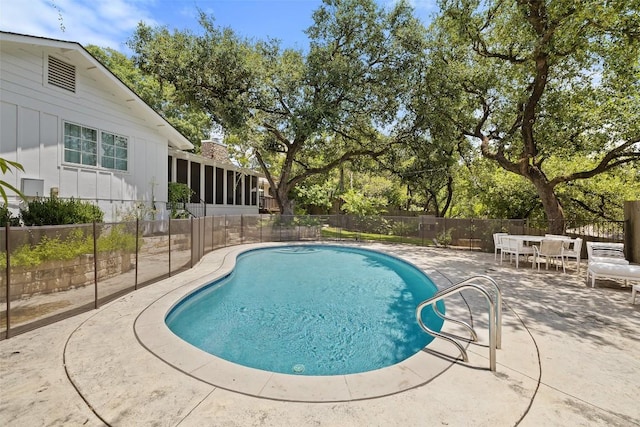 view of swimming pool featuring outdoor dining area, fence, a sunroom, a fenced in pool, and a patio area