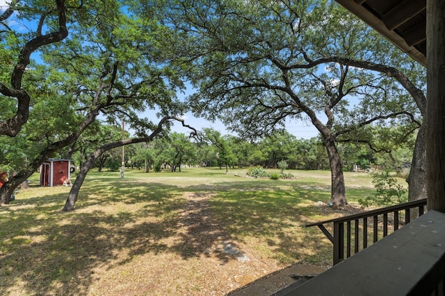 view of yard featuring an outdoor structure and a storage shed