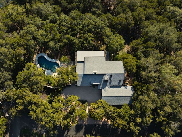 drone / aerial view featuring a forest view