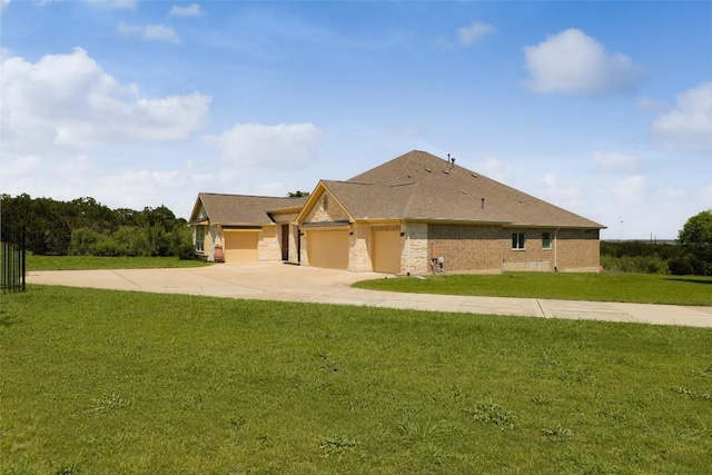 view of front of home featuring driveway, an attached garage, and a front yard