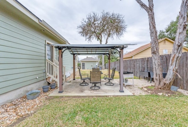 view of yard featuring fence, a pergola, and a patio