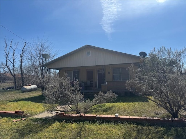 view of front of property featuring a porch and a front lawn