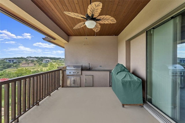 balcony with exterior kitchen, a grill, a sink, and ceiling fan