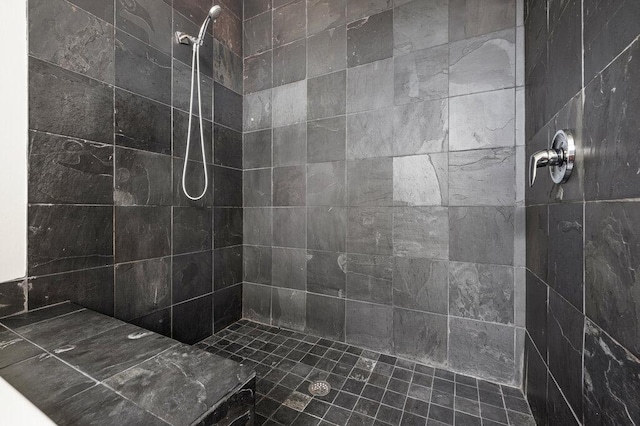 bathroom featuring a tile shower