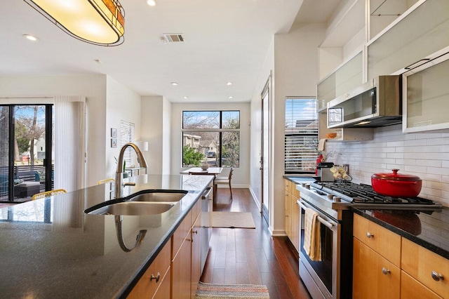 kitchen with tasteful backsplash, visible vents, appliances with stainless steel finishes, dark wood-type flooring, and a sink