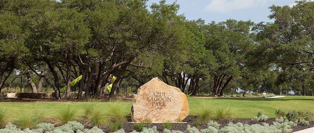 community / neighborhood sign featuring a yard