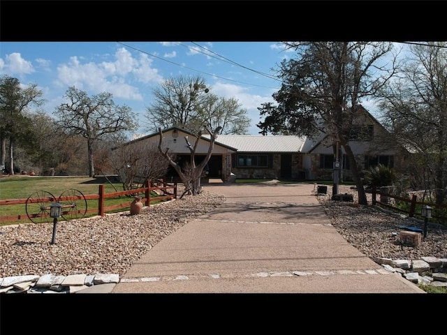 view of front facade featuring driveway