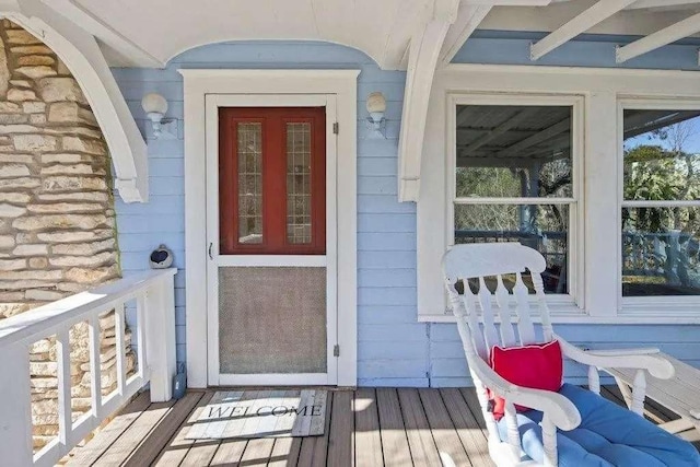 entrance to property featuring covered porch