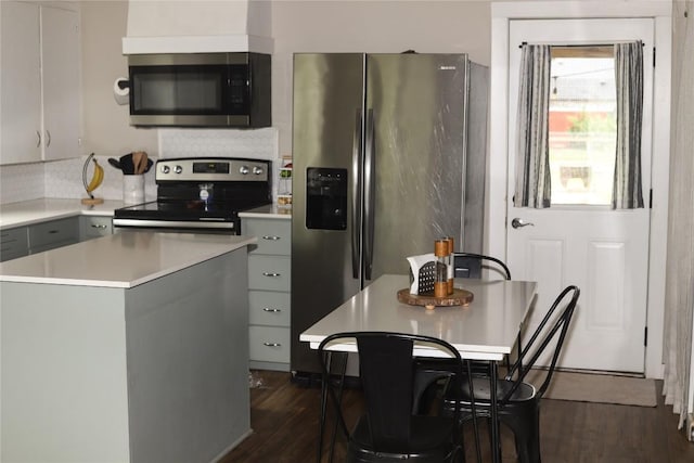 kitchen featuring stainless steel appliances, dark wood-type flooring, light countertops, and gray cabinetry