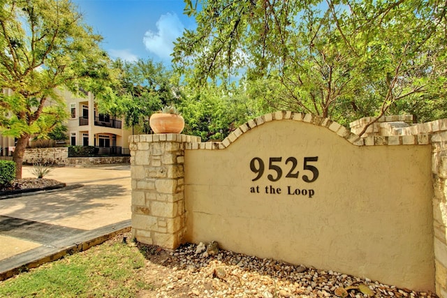 view of community / neighborhood sign