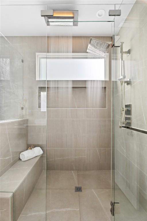 bathroom featuring tiled shower