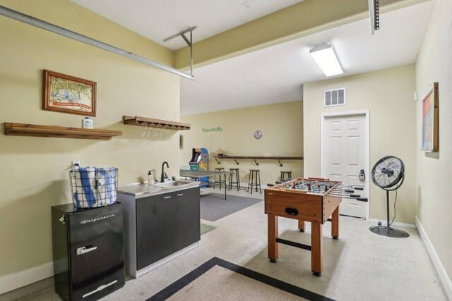 game room with a sink, visible vents, and baseboards