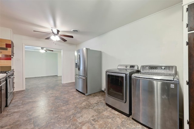 clothes washing area with visible vents, a ceiling fan, laundry area, independent washer and dryer, and baseboards