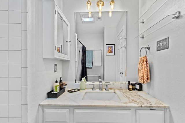 bathroom featuring a shower with curtain, vanity, and toilet