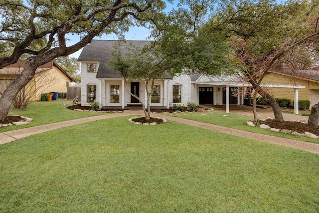 view of front of property featuring a shingled roof and a front yard