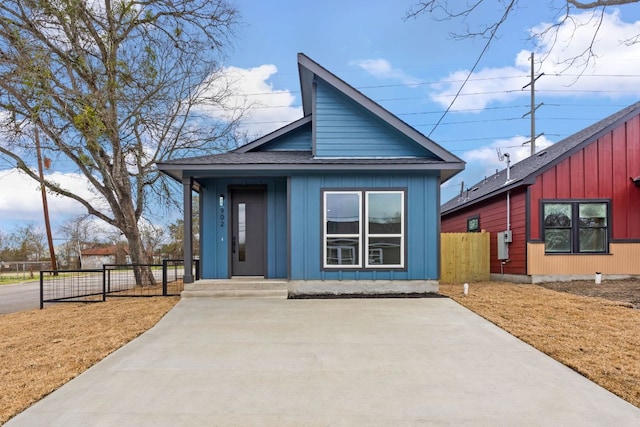 902 Chihuahua St, Lockhart, TX 78644 - photo 1