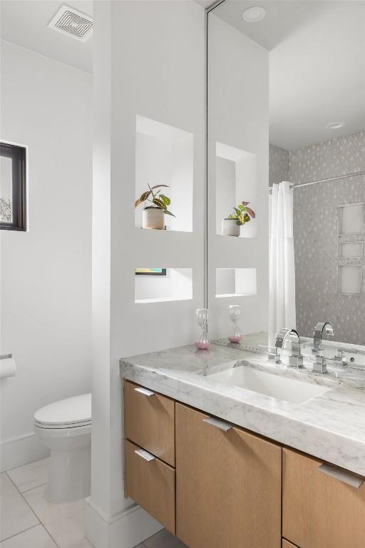 bathroom with baseboards, visible vents, toilet, a shower with curtain, and vanity