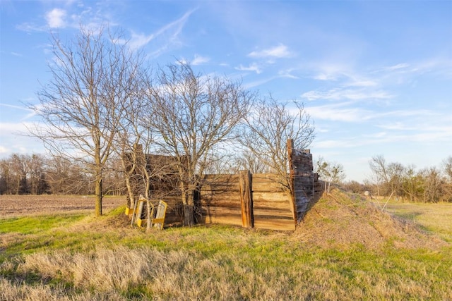 view of yard with a rural view