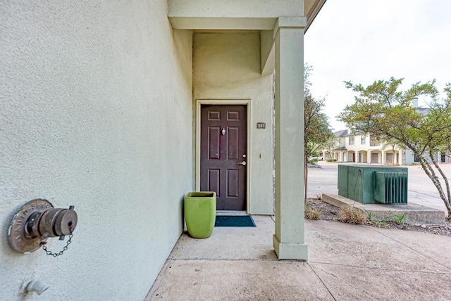 property entrance featuring stucco siding