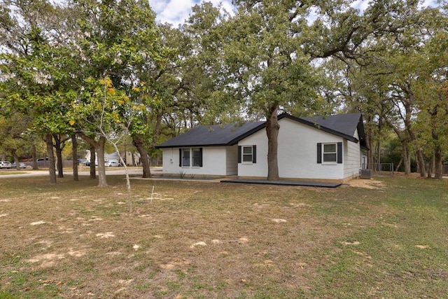 view of front of property featuring a front yard