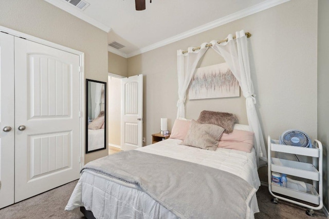 bedroom with visible vents, crown molding, and ceiling fan