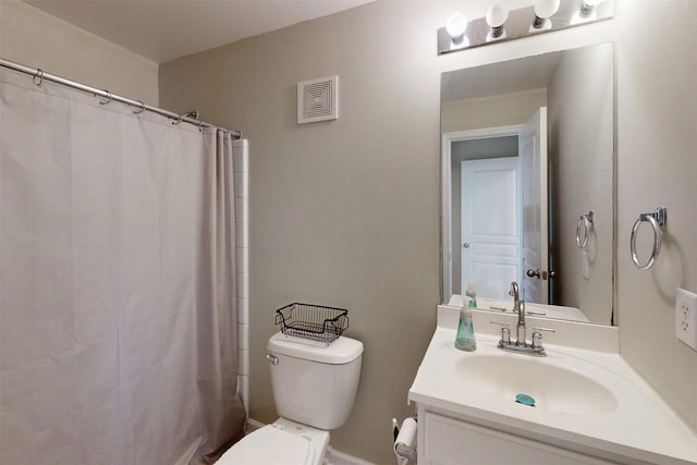 full bath with toilet, vanity, visible vents, and a shower with curtain