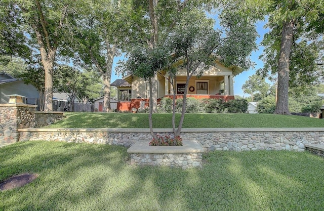 view of front facade featuring fence and a front yard