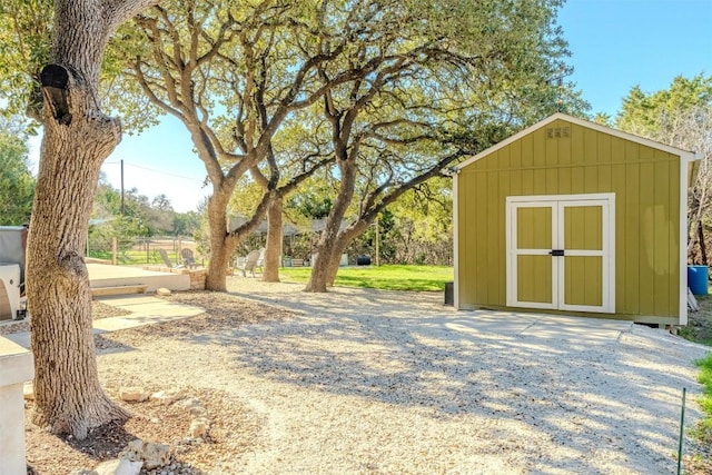 view of yard featuring an outdoor structure and a shed