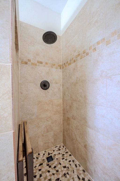 full bath featuring tiled shower