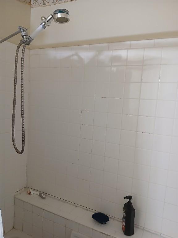 bathroom featuring a tile shower