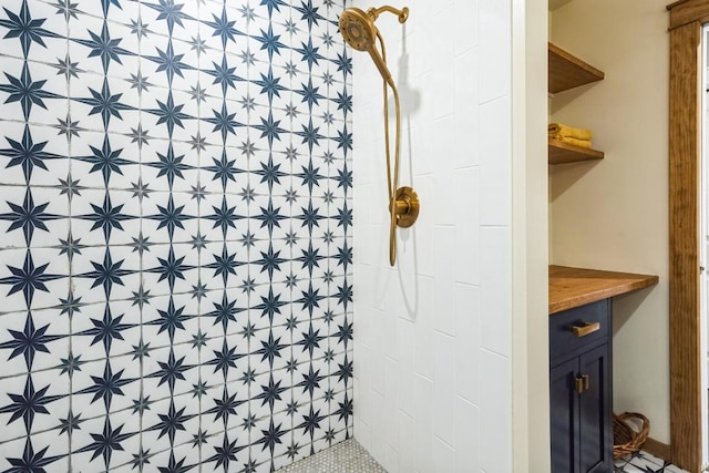 bathroom featuring tiled shower