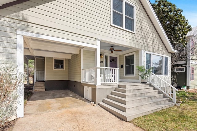 view of front facade featuring driveway and a porch
