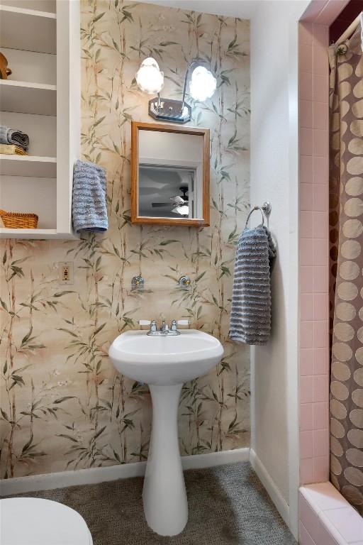 full bath featuring baseboards, a shower with shower curtain, and wallpapered walls