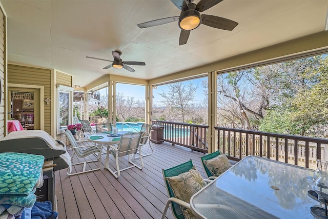 sunroom with ceiling fan