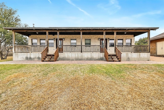 view of front of property featuring covered porch and a front yard