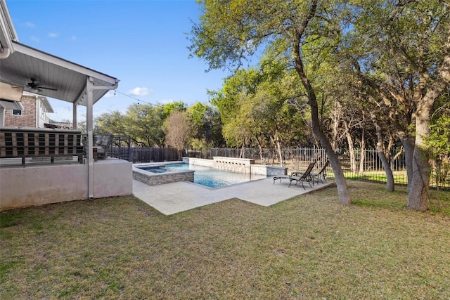 view of pool featuring ceiling fan, a fenced backyard, an in ground hot tub, a yard, and a patio area