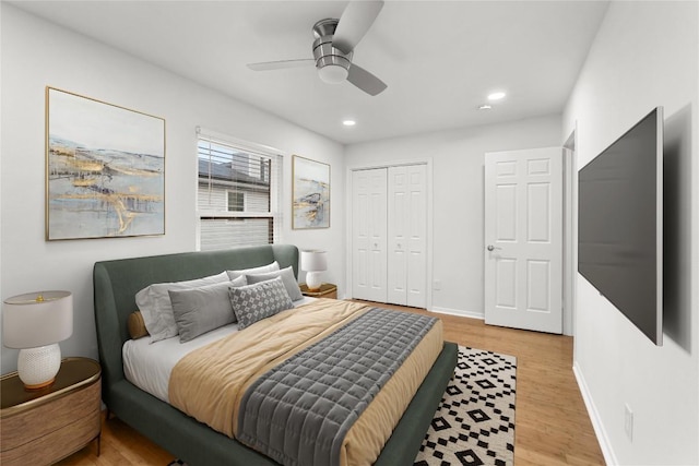 bedroom with light wood-style flooring, baseboards, a closet, recessed lighting, and a ceiling fan