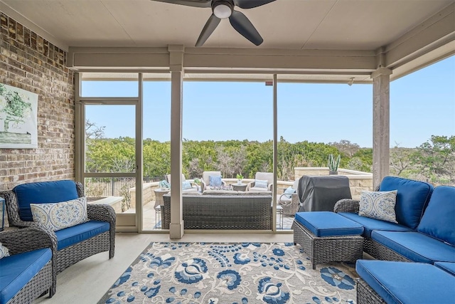 sunroom with ceiling fan