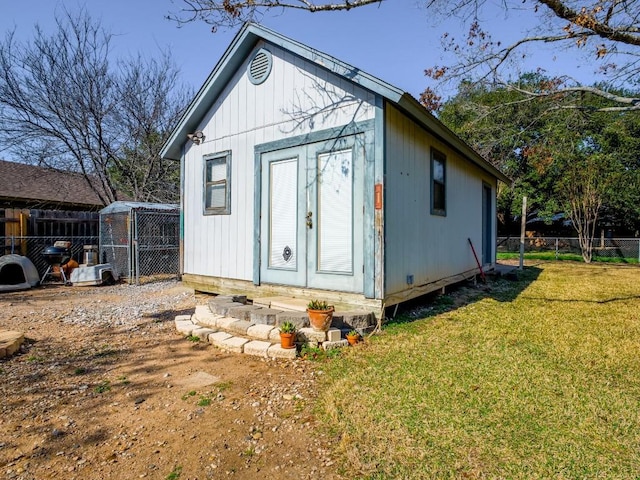 view of outdoor structure featuring fence and an outdoor structure