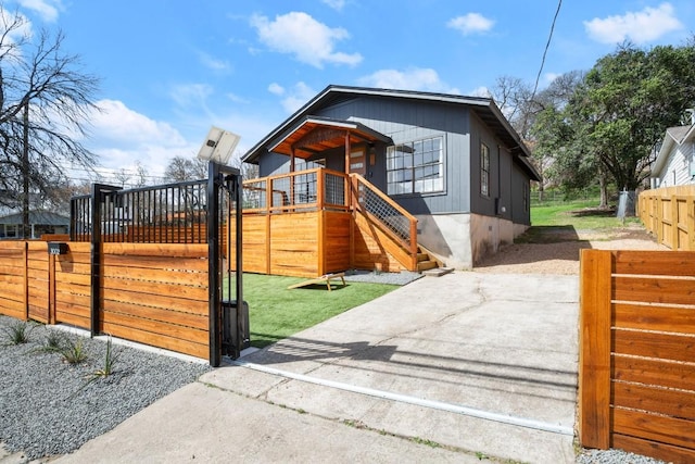 view of front facade with crawl space and fence