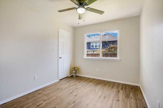 unfurnished room featuring light wood-style floors, baseboards, and a ceiling fan