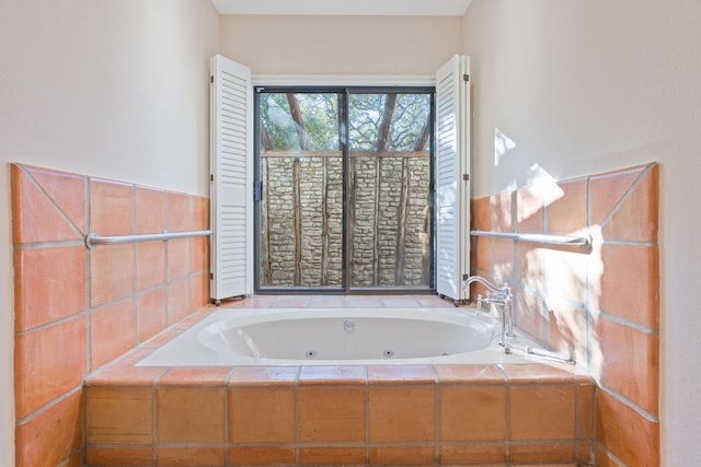 6615 La Concha Pass, Austin, TX 78749 - full bathroom with a whirlpool tub