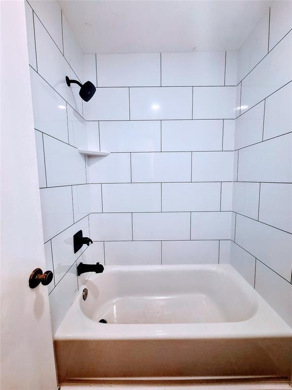 bathroom featuring shower / bath combination