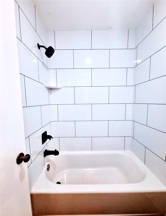 full bath with shower / bathtub combination