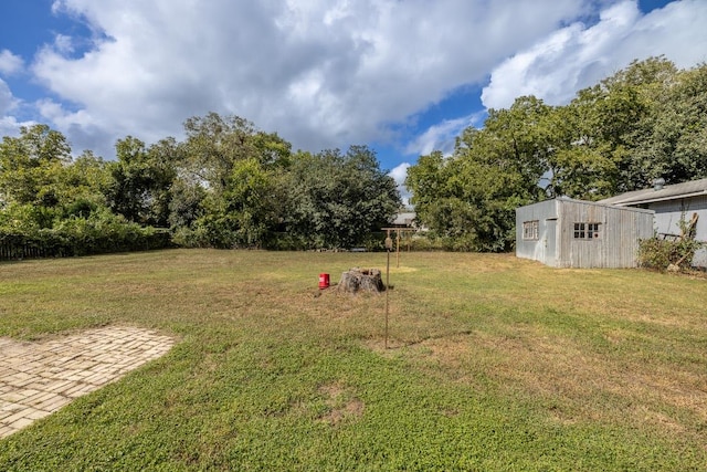 view of yard with an outdoor structure