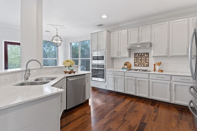 kitchen with crown molding, stainless steel appliances, visible vents, a sink, and under cabinet range hood