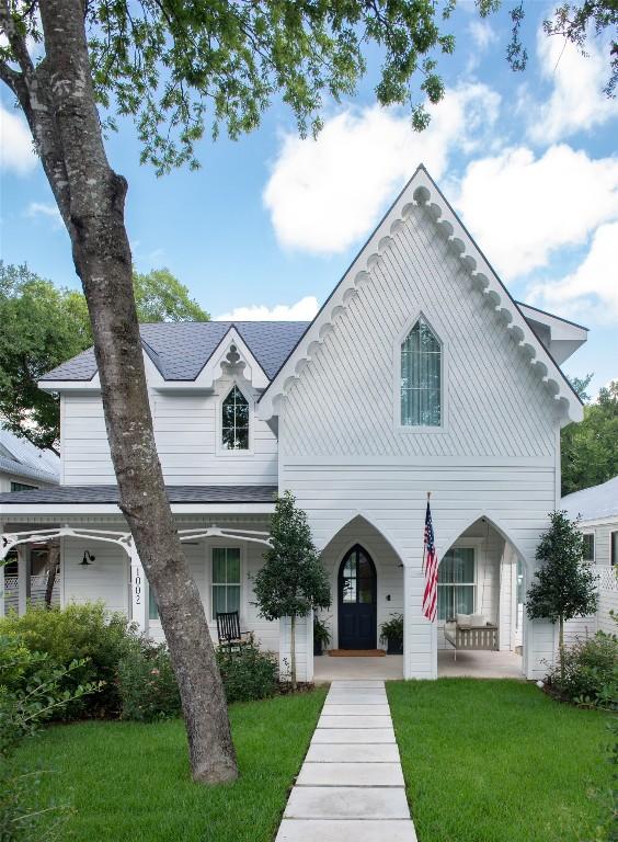 view of front of house featuring a porch and a front lawn